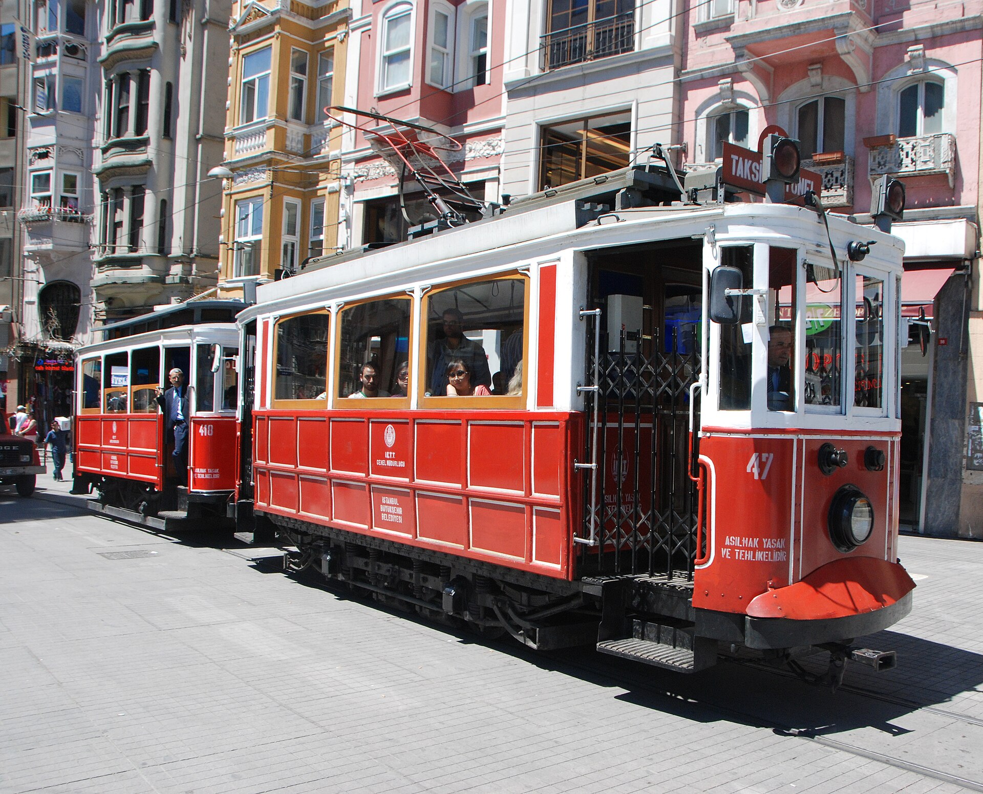 Den röda nostalgispårvagnen på İstiklal Caddesi