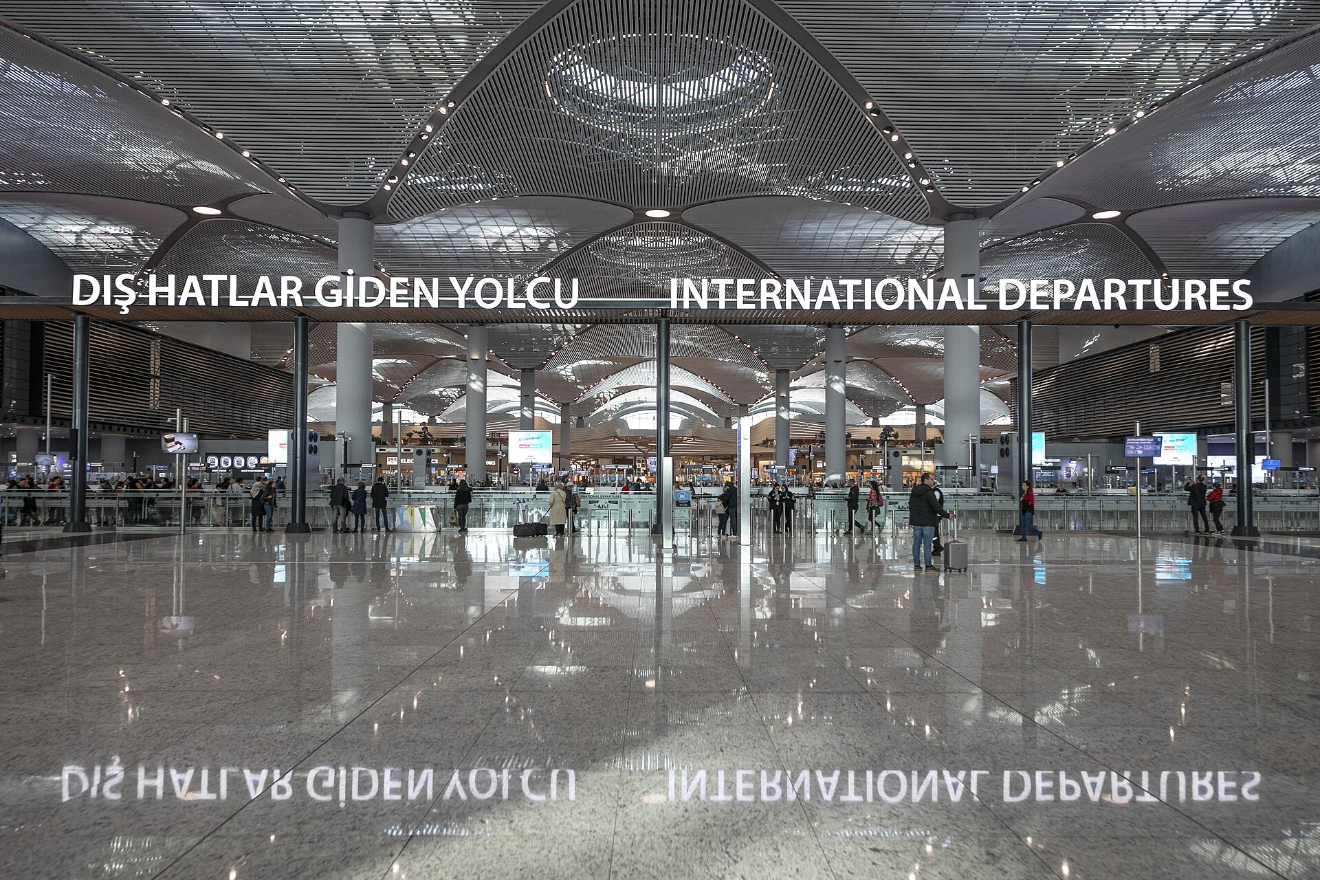 Ankomsthallen på Istanbul Airport med skyltar mot utgångarna