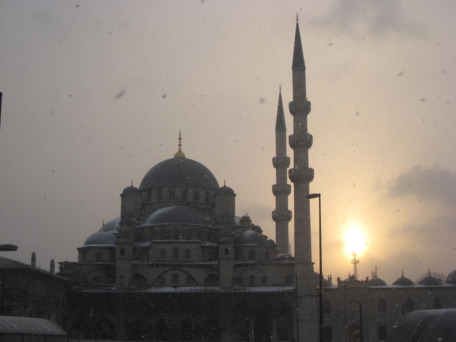 Nya moskén i Eminönü under snö