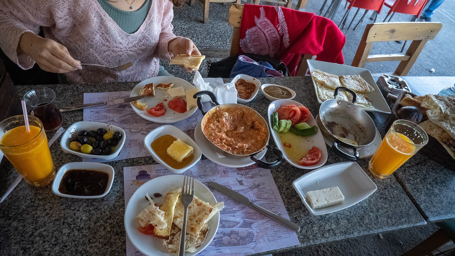 Turkisk frukost med många små skålar i Rumelihisarı