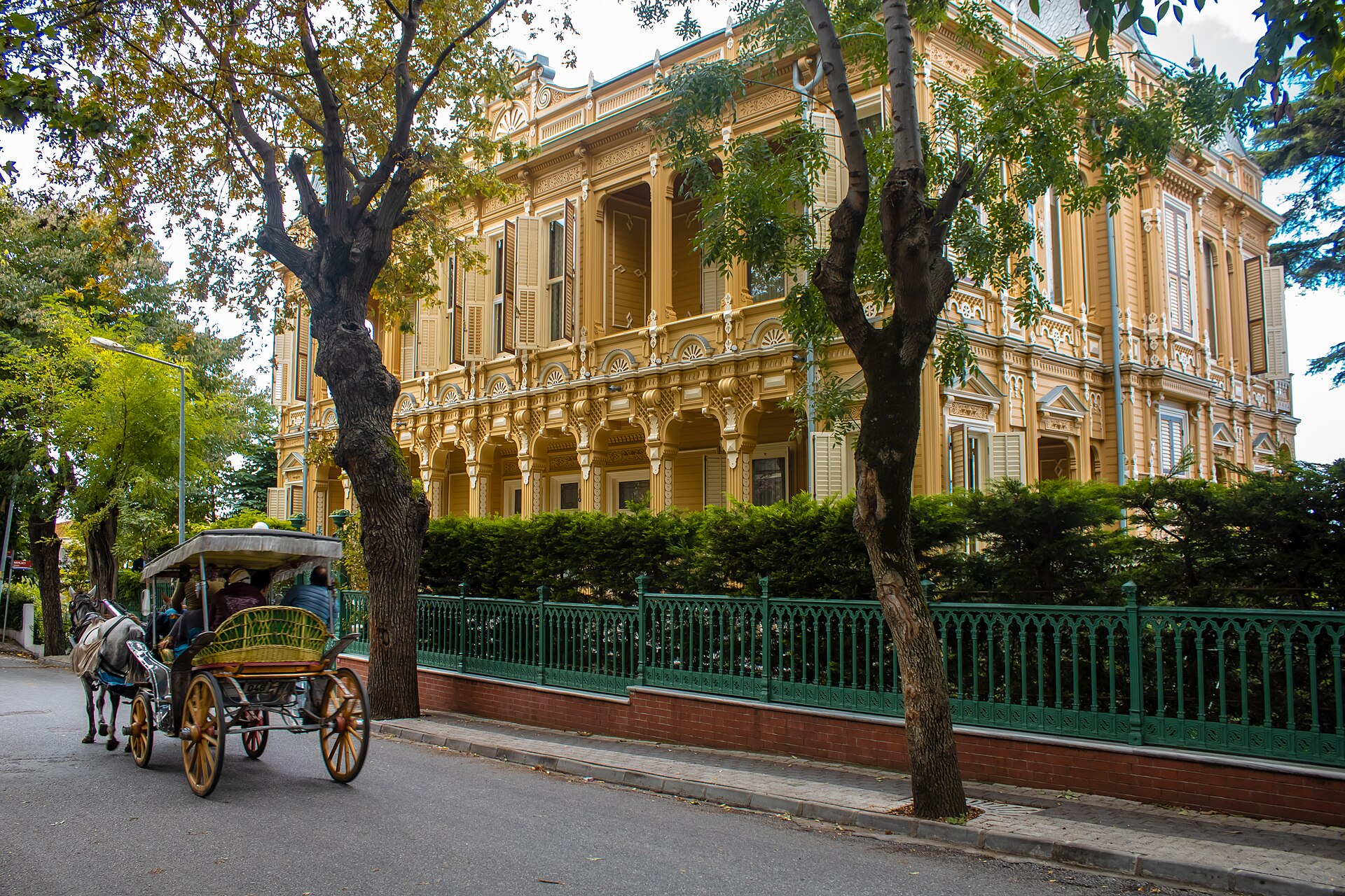 Trähusvilla och gata på Büyükada