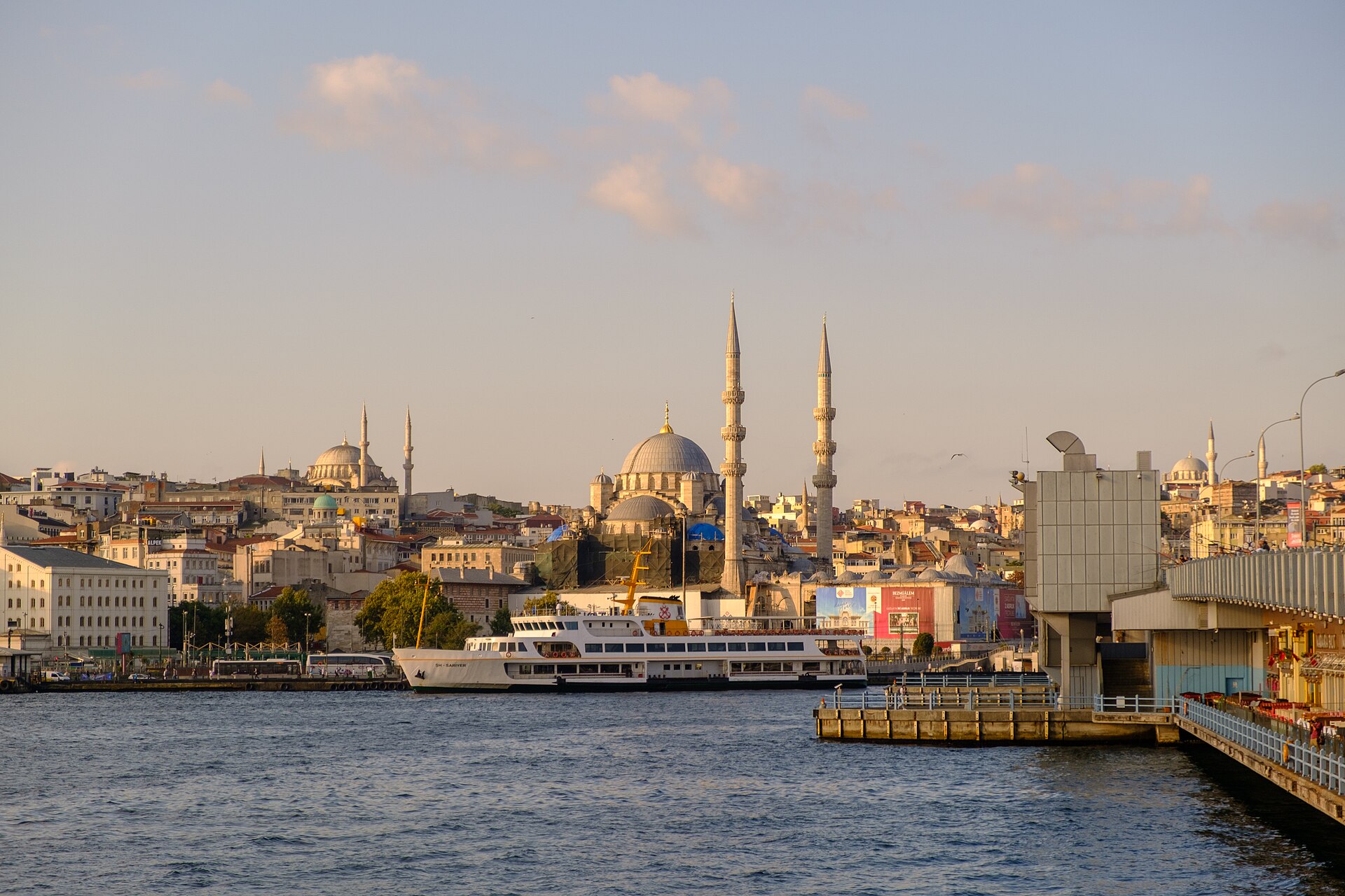 Eminönüs strand med Nya moskén och Süleymaniyemoskén sedd från Galatabron