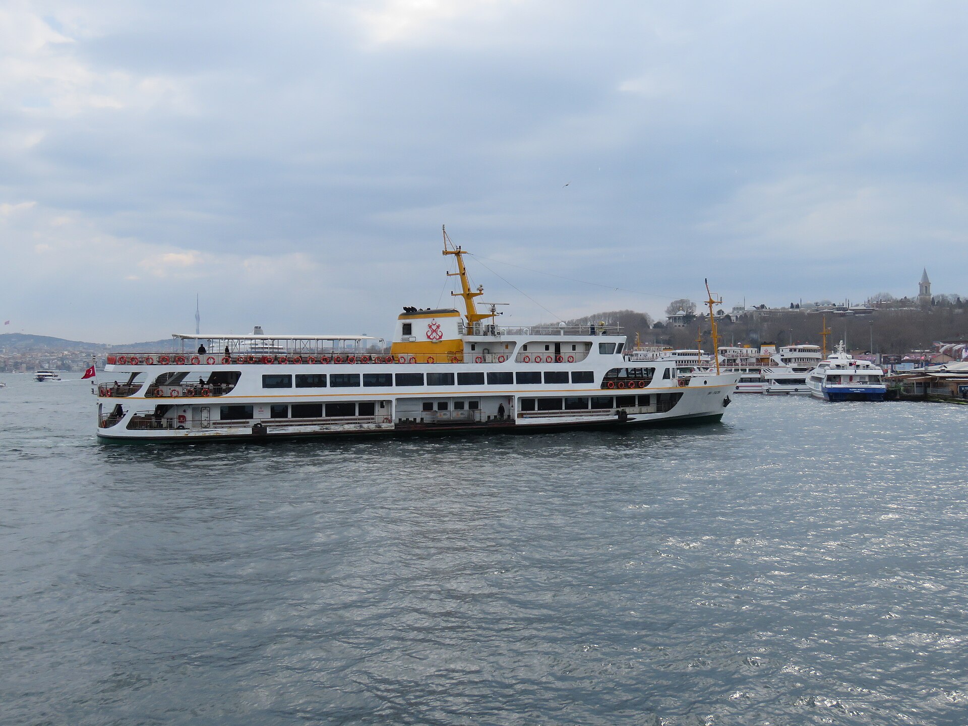 Pendelfärja på väg in mot färjeterminalen i Eminönü